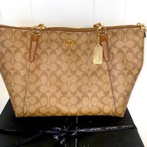 Coach Monogram Purse 👜!!!